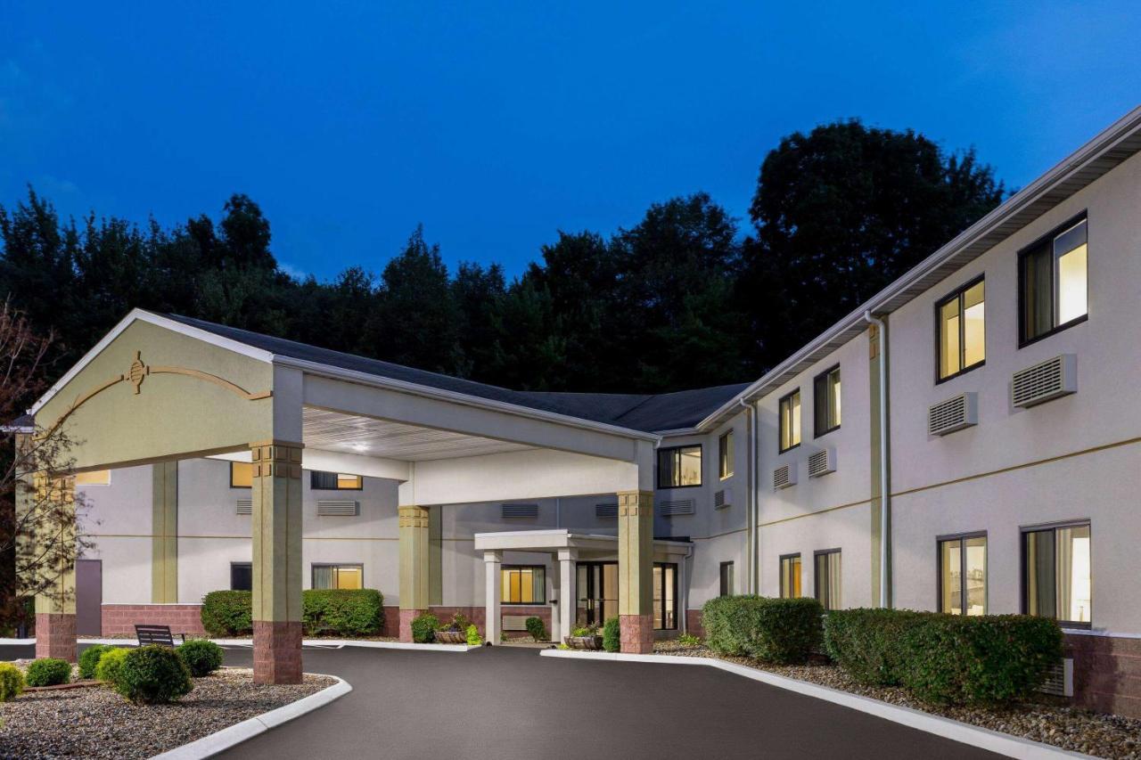 Super 8 By Wyndham Grove City Hotel Екстериор снимка